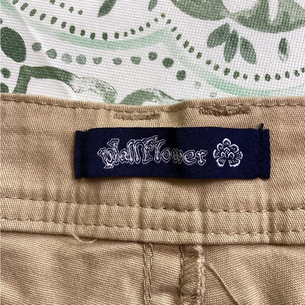 Wallflower Shorts Tan Beige Folded Hem 5 Pocket Zipper Logo Buttons 16